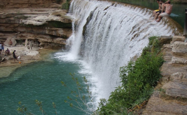 cascada de agua entre las montanas